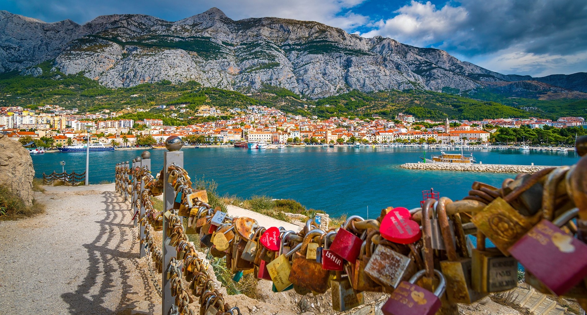 Die Stadt Makarska liegt in Dalmatien