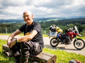 Markenbotschafter Konni mit seinem Motorrad auf Tour
