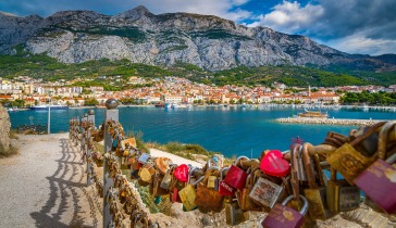 Die Stadt Makarska liegt in Dalmatien