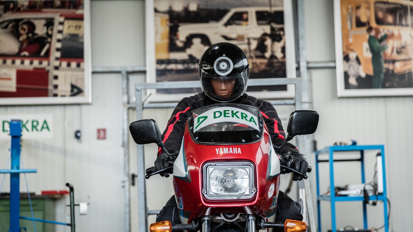 Dekra Crashtest - Dummy auf Bike frontal